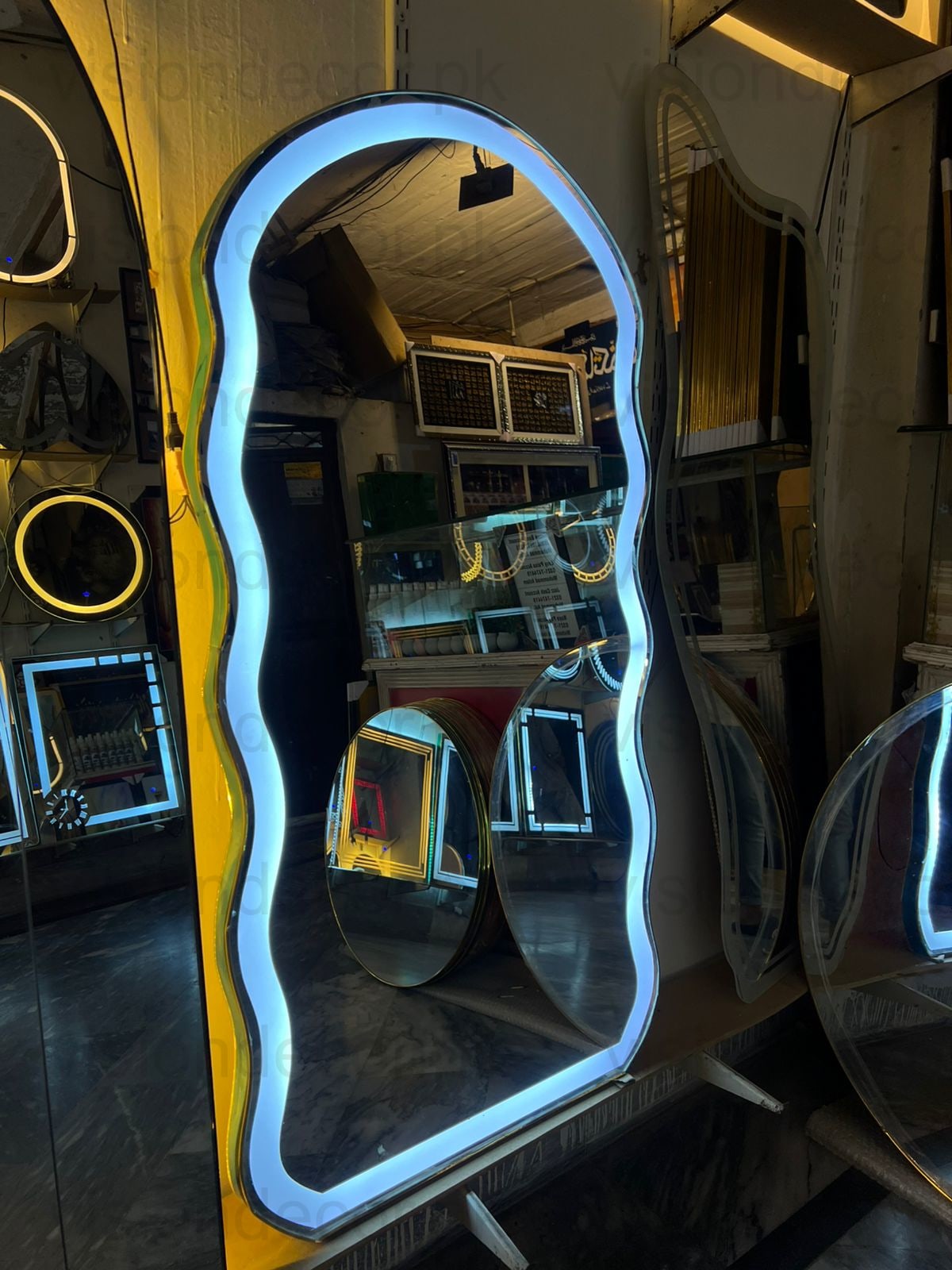 LED Standing Wall Mirror – Full-Length Wavy Mirror with Light